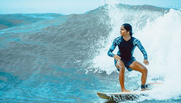 Surfista feminina soube Aproveitar Previsões de Ondas para pegar uma a esquerda, demonstrando habilidade e controle.